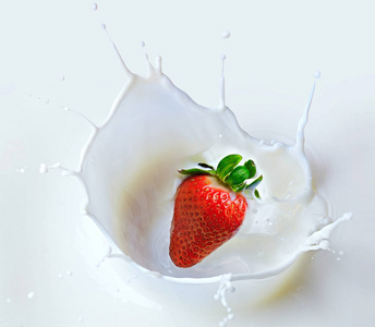 落草莓溅入牛奶