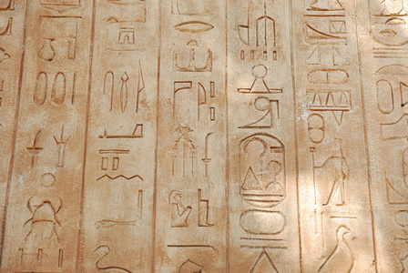 象形字如古埃及等所用的 hieroglyph的名词复数  秘密的或另有含意的书写符号