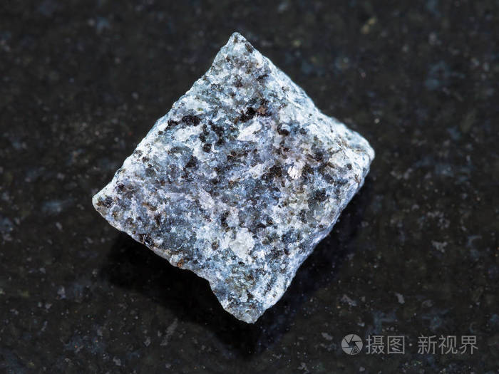 暗背景下的粗辉长石