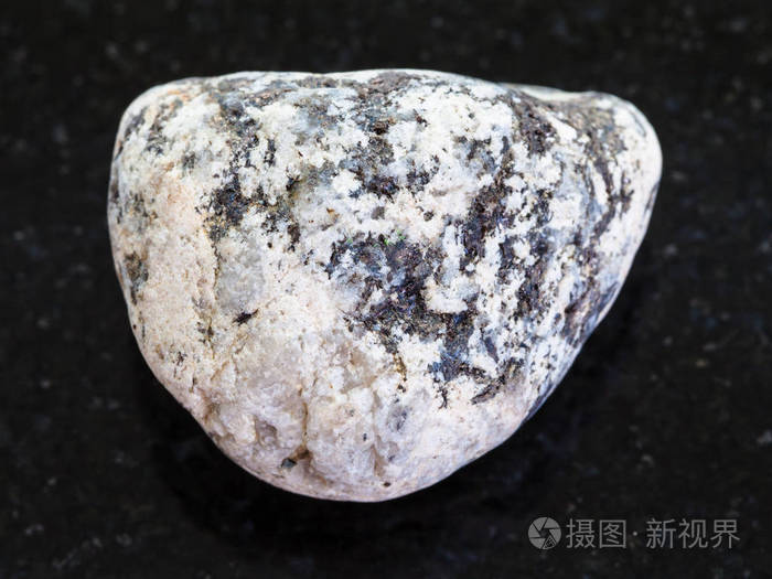 暗背景上的闪长岩块照片 正版商用图片03dota 摄图新视界