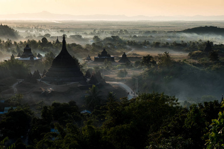 在 Mrauku, 缅甸的塔日落期间