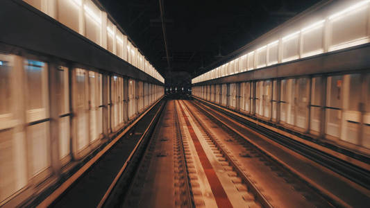 从列车后车窗看地铁隧道的景观。快速地下列车从现代地铁站出发