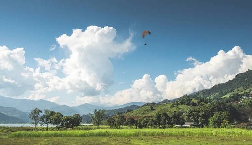 伞飞越尼泊尔博克拉的草地