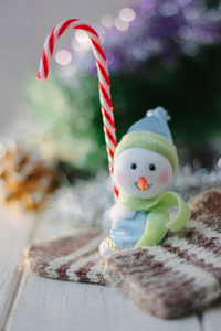 圣诞装饰与雪人手捧糖果拐杖