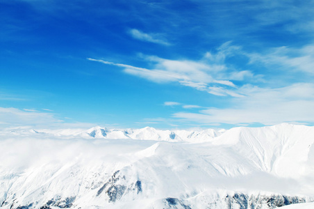 冬天大雪下的高山