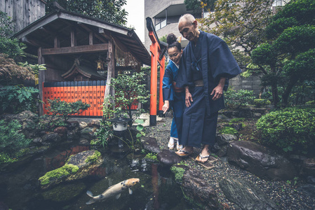 传统日本住宅中的高级情侣生活时刻