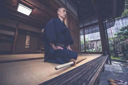 日本人在花园里沉思