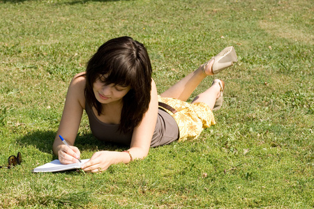 躺在公园草地上的女孩