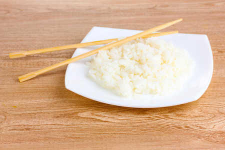 白碗米饭和筷子