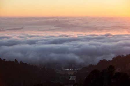 雾飘过旧金山, 进入加利福尼亚的东湾图片