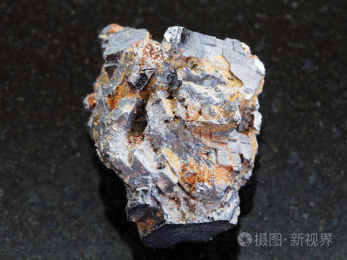 黑暗背景下的粗糙铅矿石