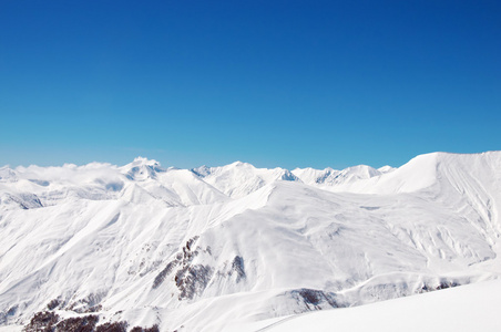 冬天大雪下的高山