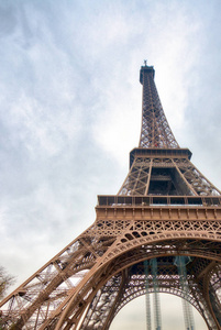 埃菲尔铁塔在多云的冬日巴黎