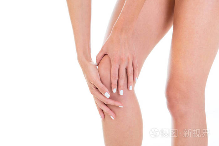 华丽的女孩模型展示了她的膝盖特写的美丽