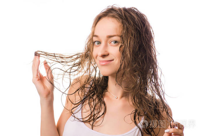 美丽的年轻女子湿漉漉的头发