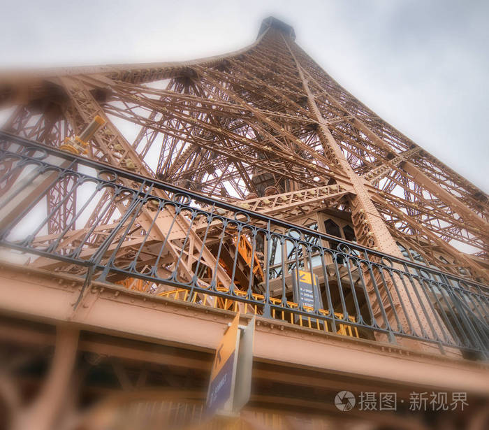 埃菲尔铁塔顶部结构, 在阴天的天空观-巴黎