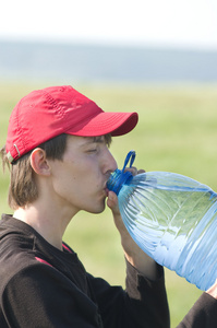 年轻人喝水
