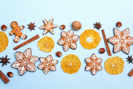 圣诞节自制姜饼饼干与橙色和香料