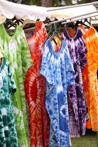 非洲服装在市场上着色出售