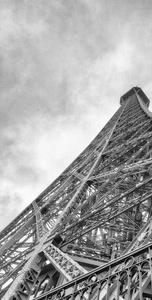 埃菲尔铁塔顶部结构, 在阴天的天空观巴黎