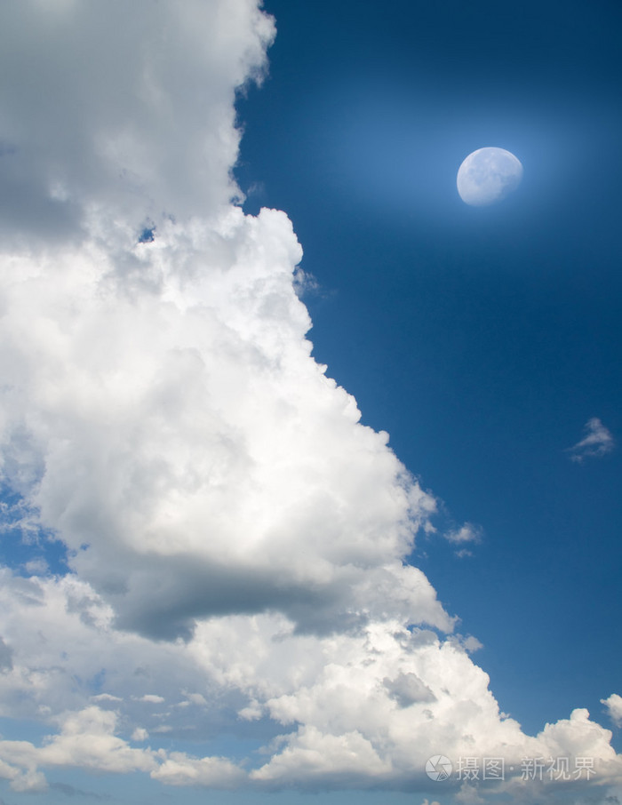 蓝天上的月亮.