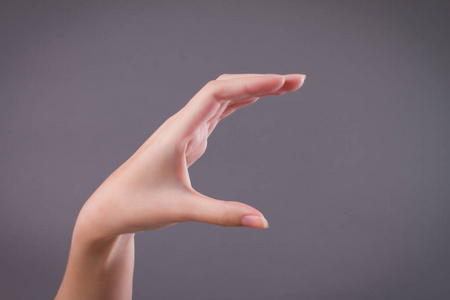 手拿东西的亚洲美女图片