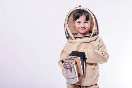 一个小女孩穿着一个超过大小的蜜蜂套装在工作室白色背景