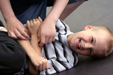 垮掉的使发痒 tickle的过去式和过去分词  使愉快,逗乐照片