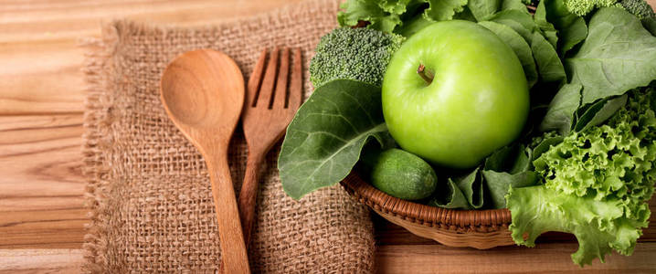 关闭绿色苹果与绿色蔬菜混合健康 o