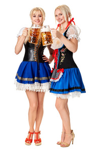 满长的与传统的服装，拿着啤酒眼镜孤立在白色背景上的两个金发女人的画像