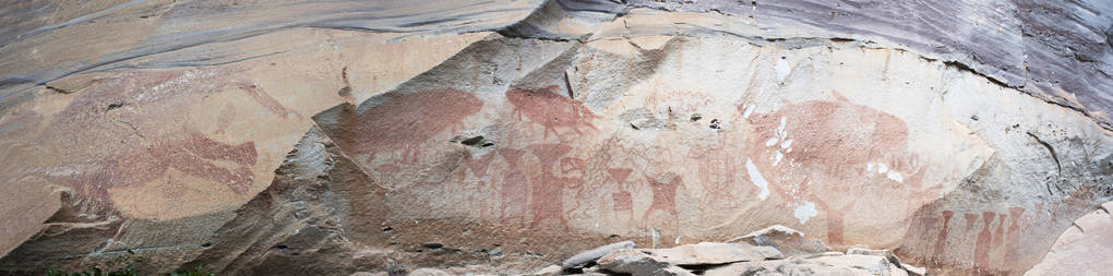 岩石艺术包括人形和动物在悬崖上的数字