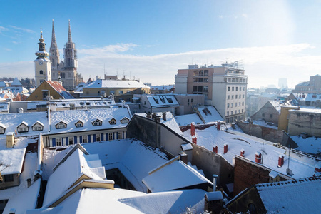 看法在萨格勒布在冬天期间以雪以看法对塔教会和大教堂和白雪皑皑的屋顶, 萨格勒布, 克罗地亚, 欧洲