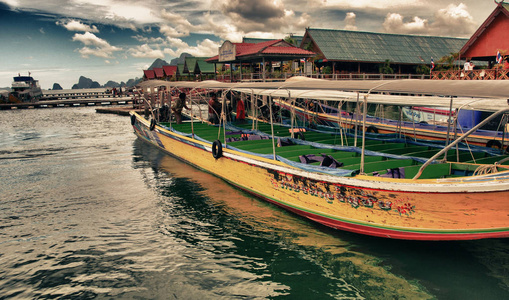 长尾船停泊在一个港口, 泰国
