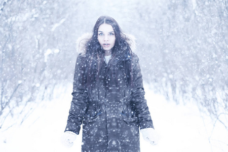 美丽的女孩在美丽的冬天雪