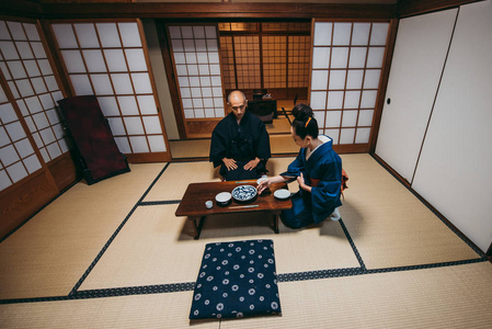 日本高级夫妇在传统的房子的时刻