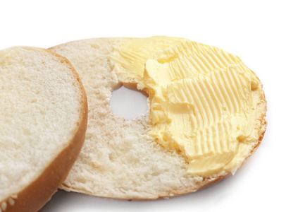 美味的切面包与黄油白色背景, 特写