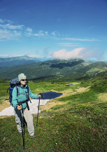 带着背包和帐篷夏天登山活动图片