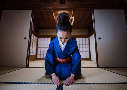 日本传统住宅中的美丽日本女人