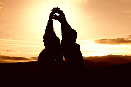 夫妇在日落.爱的概念照片