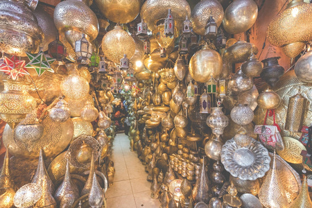 市场摊位销售传统灯具的选择