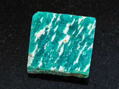 原始的 amazonite 石头在黑暗的背景