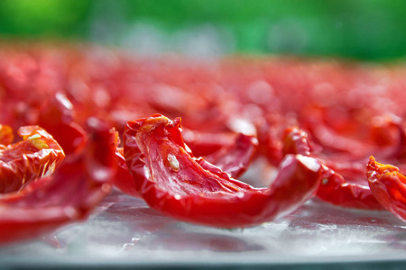 在阳光明媚的一天, 红色西红柿切片的特写背景