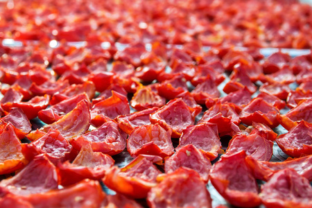在阳光明媚的日子里, 红色西红柿切片的特写背景