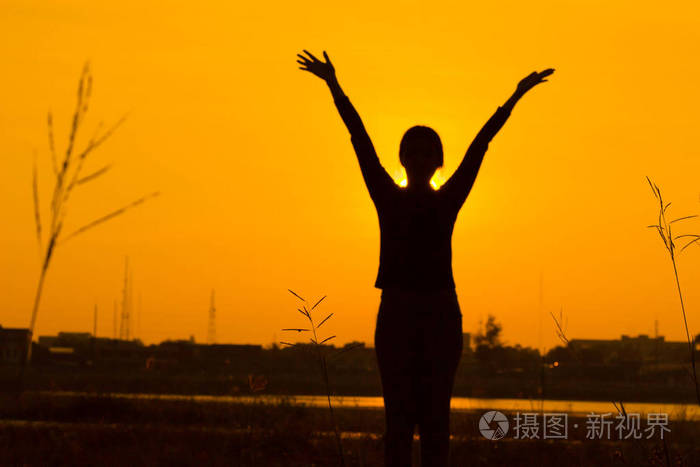 模糊的剪影年轻女孩在早晨锻炼模糊的焦点, 剪影妇女