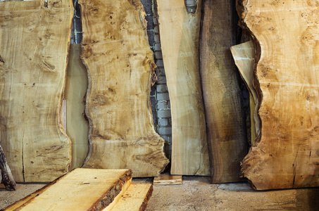 木工车间毛边木板/图片照片