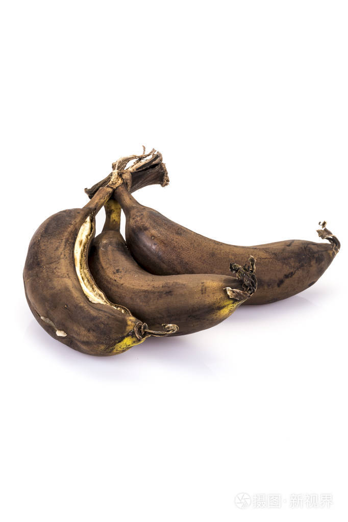 成熟腐烂香蕉在白色