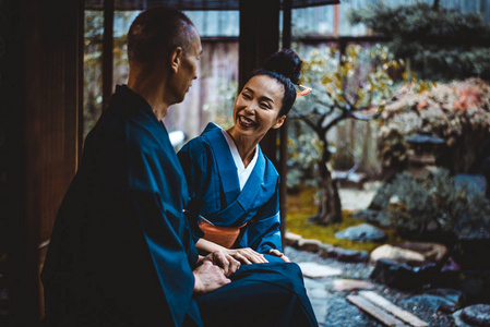 传统日本住宅中的高级情侣生活时刻