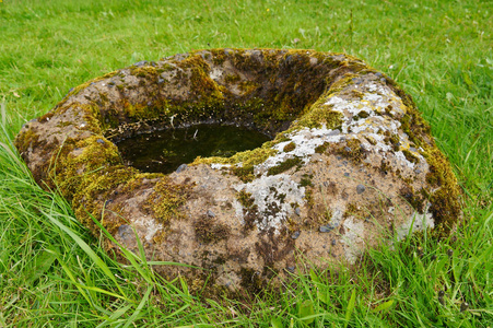 索尔斯泰恩英欧尔松的 termpering 石是在冰岛 Hofskirkja 教堂外的一个水盆
