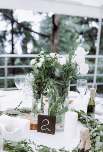 装饰精美的欧式婚礼桌, 鲜花绿色和餐具