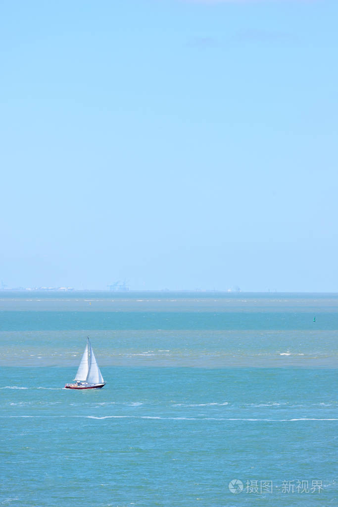 风帆帆船在海上航行